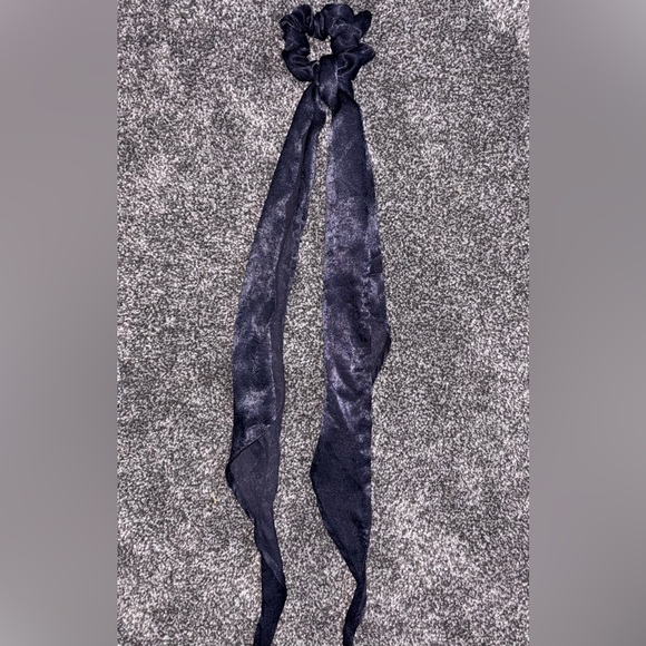 FOREVER 21 NAVY SATIN HAIR TIE!
OSFA - Picture 3 of 6